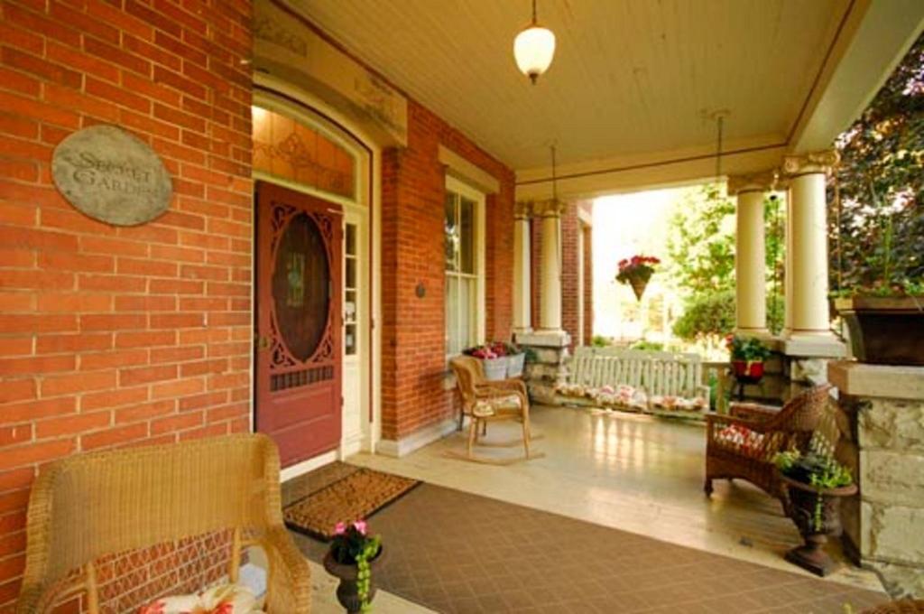 The Secret Garden Inn Κίνγκστον Εξωτερικό φωτογραφία